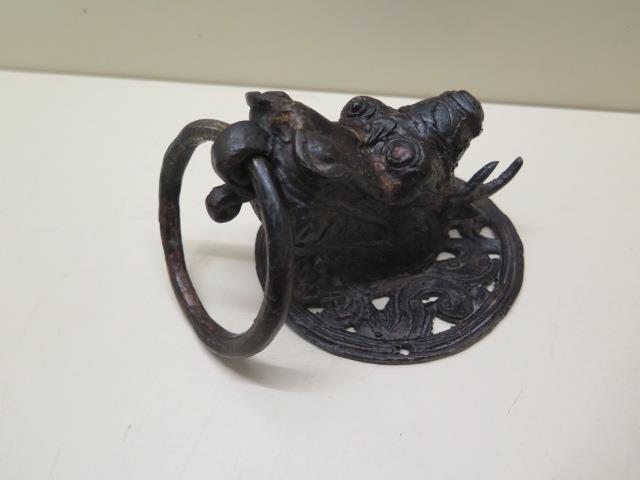A Chinese early 20th century bronze jar cover decorated with archaic dragons - diameter 18cm - - Image 5 of 6