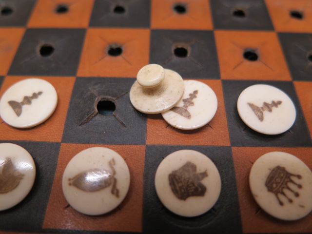 A good quality Edwardian leather bound travelling chess set by JC Vickery with bone button chess - Image 3 of 5