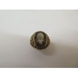 A hallmarked 9ct yellow gold quartz ring size R - approx weight 8 grams - in generally good
