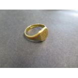 A hallmarked 18ct yellow gold signet ring size V - approx weight 10.8 grams - engraved and with