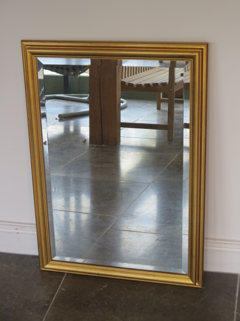 A gilt framed wall mirror - 82cm x 59cm