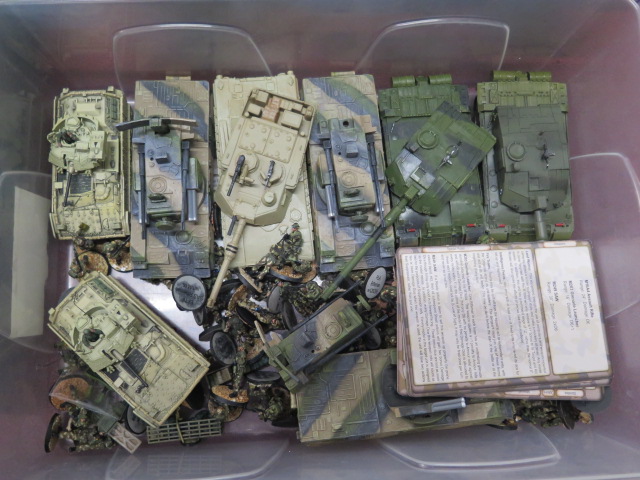 WWII tanks and figures in three cases, well painted - Image 3 of 11