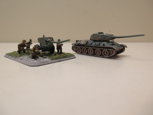 WWII tanks and figures in three cases, well painted - Image 9 of 11