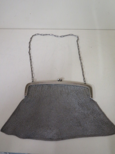 A Continental 800 silver chain mail opera bag, 19.5cm wide, approx 11.2 troy oz, generally good with