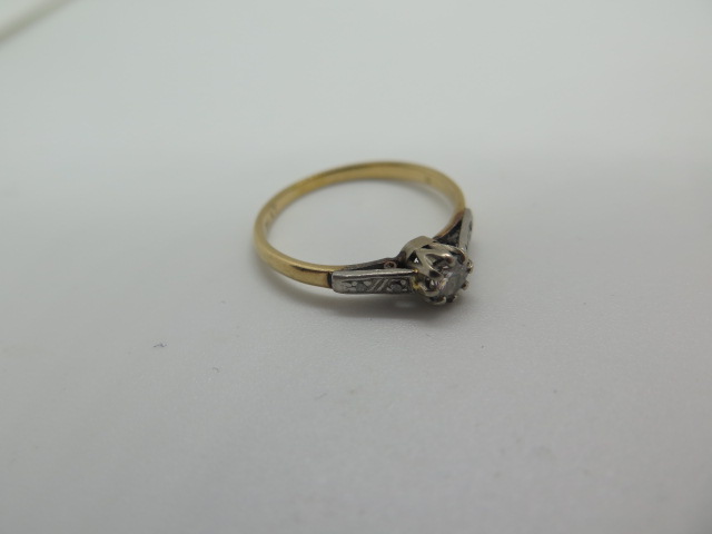 An 18ct gold and platinum diamond ring, size R, approx 2.4 grams, diamond approx 0.20ct, marked 18ct - Image 2 of 3