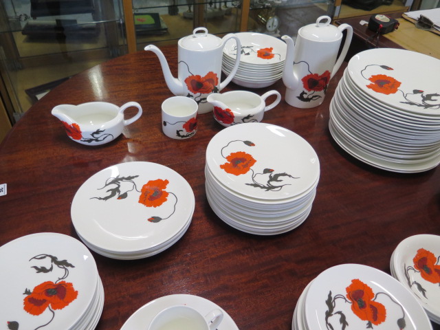 A large collection of Wedgewood Susie Cooper Cornpoppy table ware including 27cm plates, 20cm bowls, - Image 2 of 4