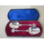 A cased pair of silver spoons, hallmarked Chester 1910, approx weight 3.5 troy oz, in good condition