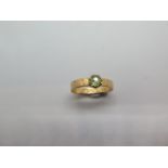 A hallmarked 18ct yellow gold peridot ring, size Z, approx 2.5 grams, hallmarks clear, wear to outer