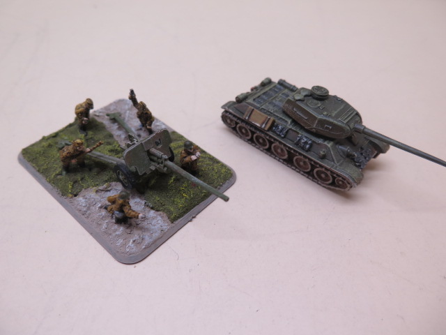 WWII tanks and figures in three cases, well painted - Image 11 of 11