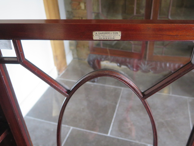 An Edwardian mahogany two door astragel glazed display cabinet with three adjustable shelves, in - Image 3 of 3