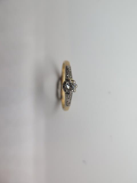 An 18ct gold and platinum diamond ring, size R, approx 2.4 grams, diamond approx 0.20ct, marked 18ct