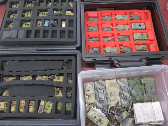 WWII tanks and figures in three cases, well painted