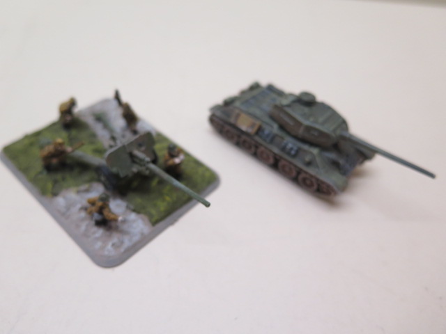 WWII tanks and figures in three cases, well painted - Image 10 of 11