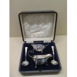 A boxed silver pair of sauce boats with ladles, Birmingham 1915/16 approx 7.1 troy oz, in