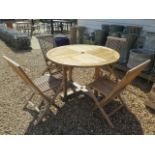 A second hand wooden garden table and four folding chairs - Diameter 120cm