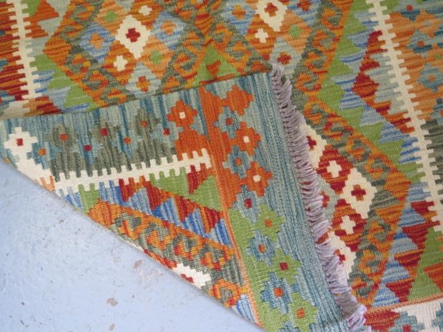 A hand knotted woollen Chobi Kilim rug, 122cm x 83cm - Image 3 of 3