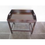 A mahogany coffee table with lift off Butlers style tray in polished condition, 61cm tall x 67cm x