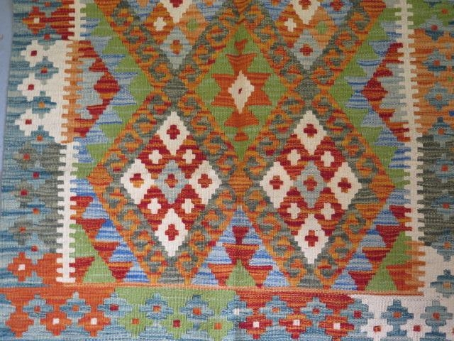A hand knotted woollen Chobi Kilim rug, 122cm x 83cm - Image 2 of 3