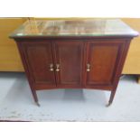 An Edwardian mahogany three door side cupboard with a glass top, 75cm tall x 80cm x 38cm