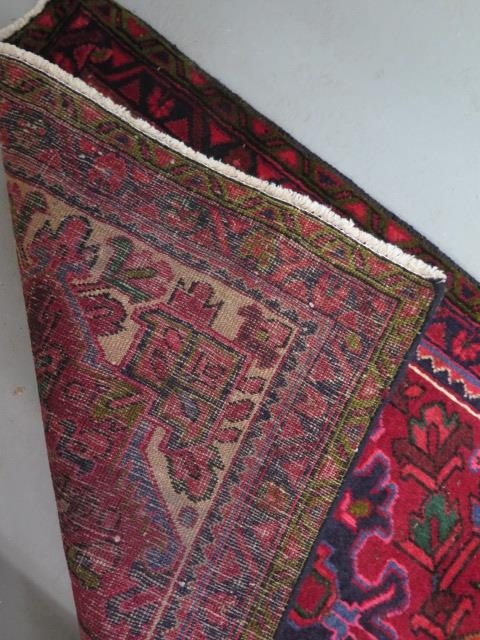 A hand woven vintage Persian Heriz runner with medallion design in vibrant colours, 310cm x 83cm - Image 4 of 4