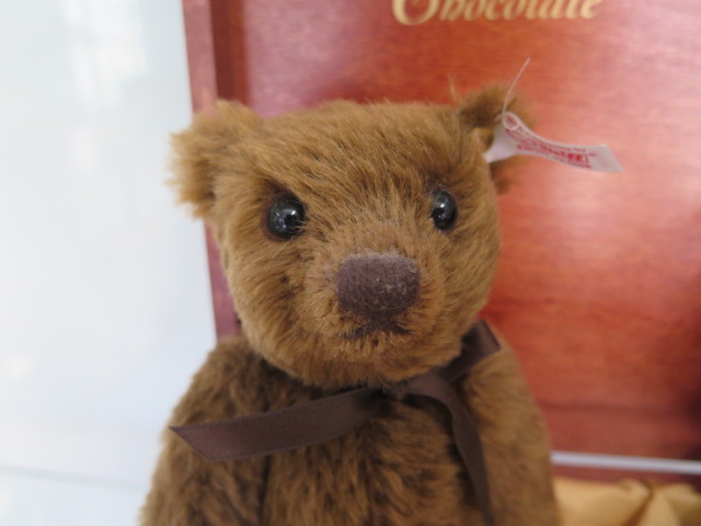 A Steiff Ambao Chocolate Belgium Bear set, mohair, 23cm tall, Limited Edition number 632 of 1500, - Image 2 of 3