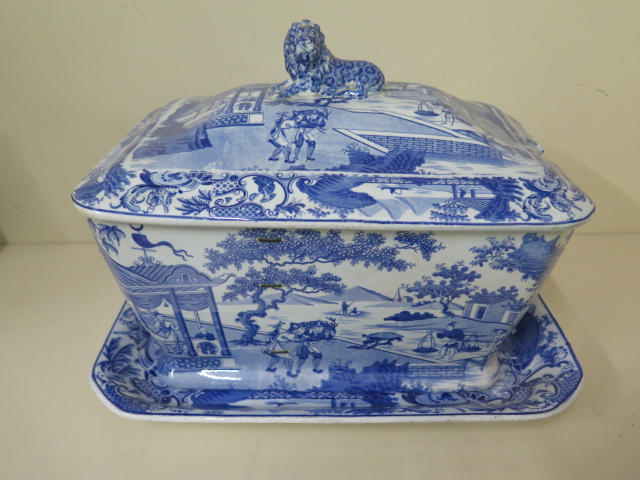 A 19th century blue and white chinoiserie transfer decorated lidded tureen on stand, 23cm tall x33cm