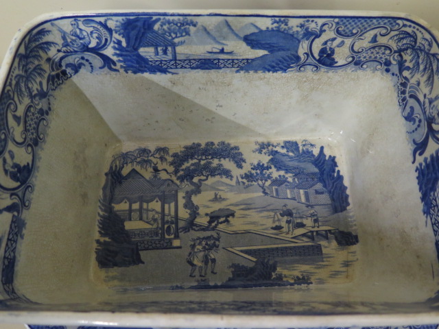 A 19th century blue and white chinoiserie transfer decorated lidded tureen on stand, 23cm tall x33cm - Image 5 of 9