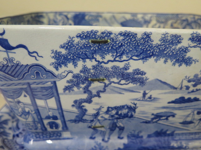 A 19th century blue and white chinoiserie transfer decorated lidded tureen on stand, 23cm tall x33cm - Image 4 of 9