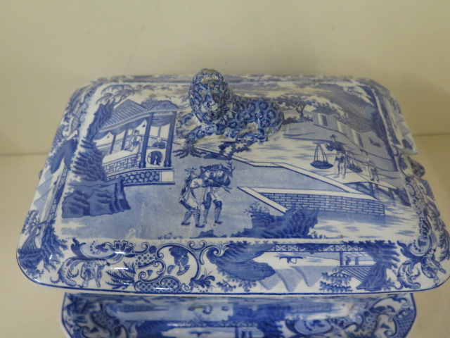 A 19th century blue and white chinoiserie transfer decorated lidded tureen on stand, 23cm tall x33cm - Image 2 of 9