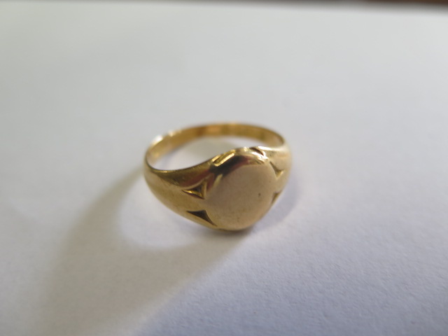 A hallmarked 18ct yellow gold signet ring, size P, approx 5.6 grams, some bending and wear but no