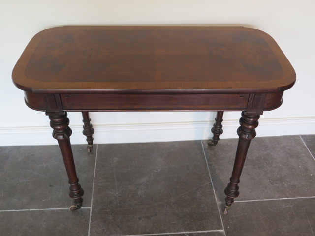 A walnut centre table on turned legs, stamped Willis & Cheal Buchers St Glasgow no 11512, 73cm