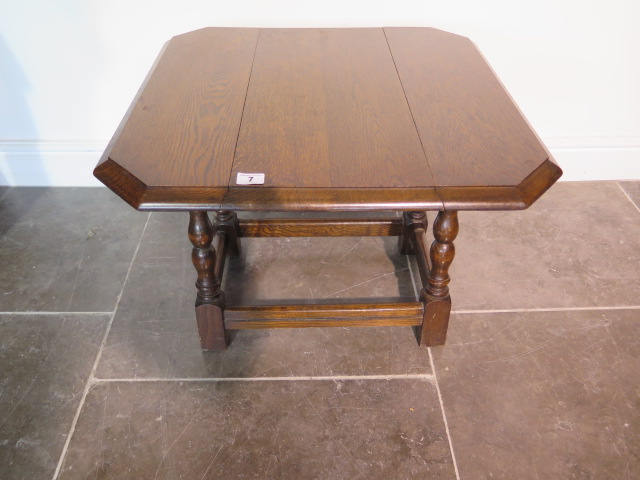 An oak drop leaf coffee table, 45cm tall x 58cm x 58cm