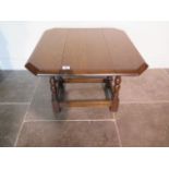 An oak drop leaf coffee table, 45cm tall x 58cm x 58cm
