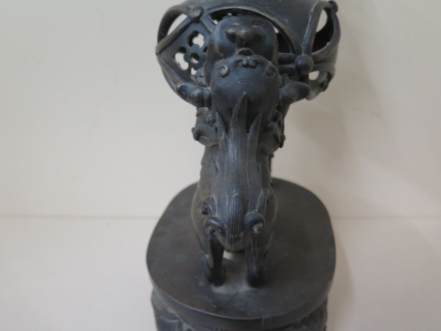 An Oriental bronze lamp with two temple dogs supporting a ball and lotus with an entwined dragon, - Image 7 of 8