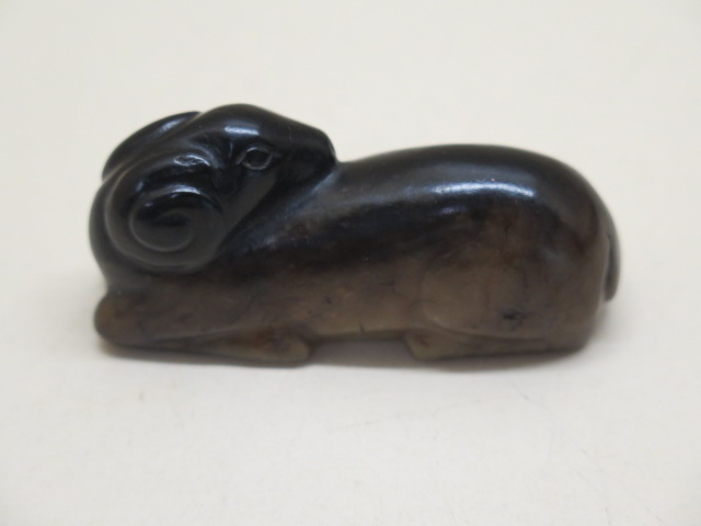 A carved jade ram, 6cm x 2.5cm, in good condition - Image 3 of 4