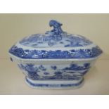 A 19th century Chinese blue and white trellis pattern lidded tureen, 22cm tall x 32cm x 21cm with