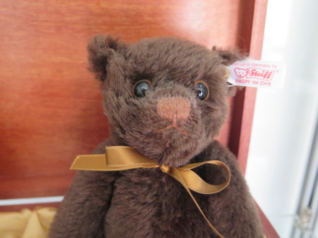 A Steiff Ambao Chocolate Belgium Bear set, mohair, 23cm tall, Limited Edition number 632 of 1500, - Image 3 of 3