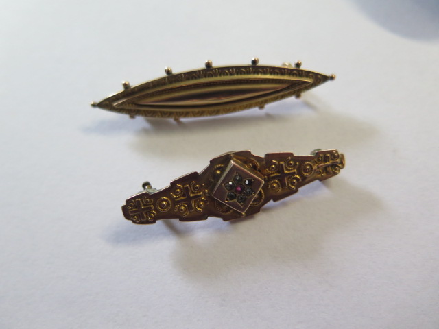 A 9ct brooch missing its pin, approx 1.4 grams and another 9ct brooch with steel pin approx 2.3 - Image 2 of 5