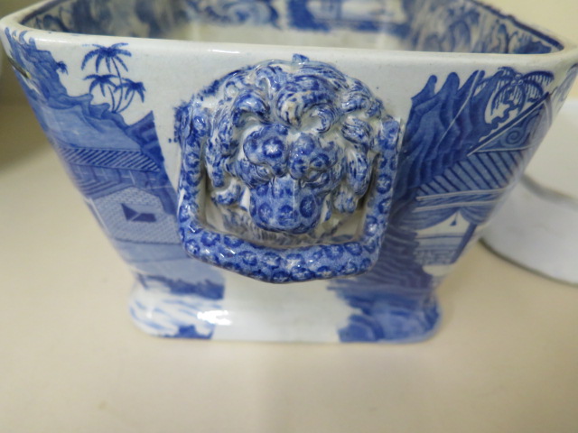 A 19th century blue and white chinoiserie transfer decorated lidded tureen on stand, 23cm tall x33cm - Image 8 of 9