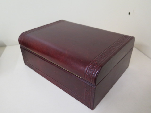 A mid-20th century leather jewellery box with key, 10cm tall x 25cm x 19cm, in good polished - Image 3 of 3