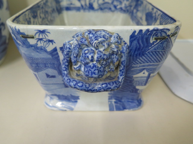 A 19th century blue and white chinoiserie transfer decorated lidded tureen on stand, 23cm tall x33cm - Image 9 of 9