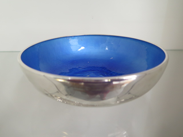 A sterling silver bowl with blue enamel interior marked JAT 925 B8, 5cm tall x 16cm diameter,