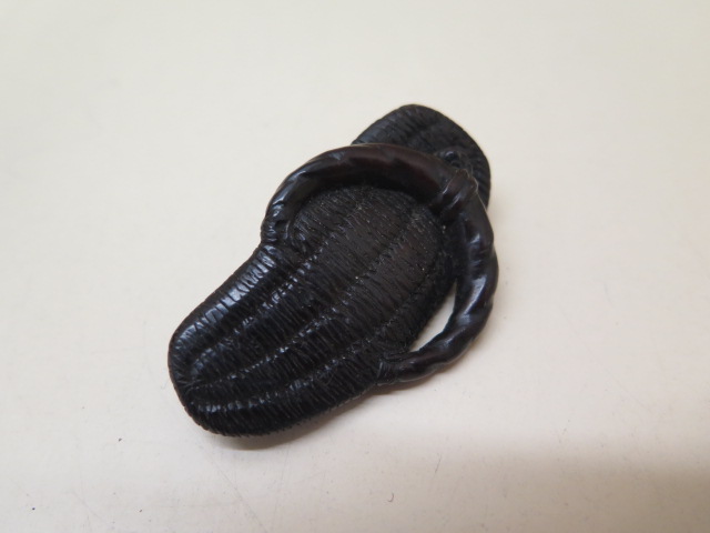 A carved wooden Netsuke of a carp in waves, 7cm diameter and a carved wooden lizard on a sandal, 6cm - Image 6 of 6