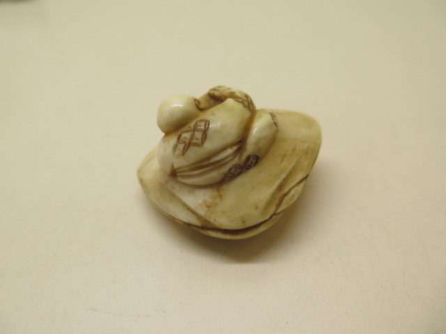 A carved 19th century / early 20th century ivory Netsuke figure on clam shell, 3cm x 4cm - Image 2 of 3