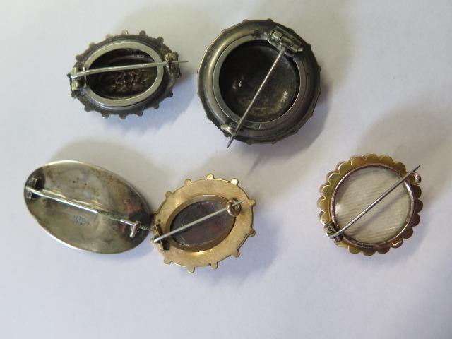 A 9ct brooch missing its pin, approx 1.4 grams and another 9ct brooch with steel pin approx 2.3 - Image 5 of 5