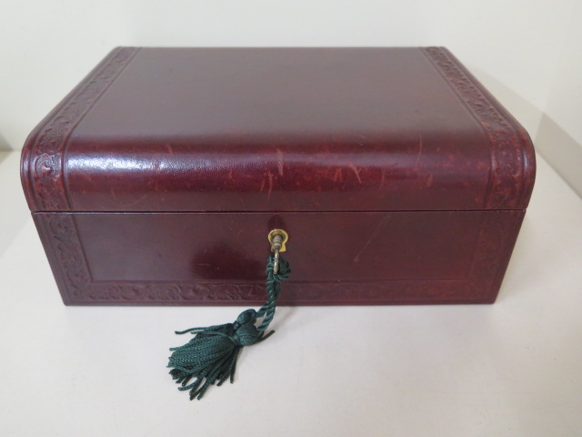 A mid-20th century leather jewellery box with key, 10cm tall x 25cm x 19cm, in good polished