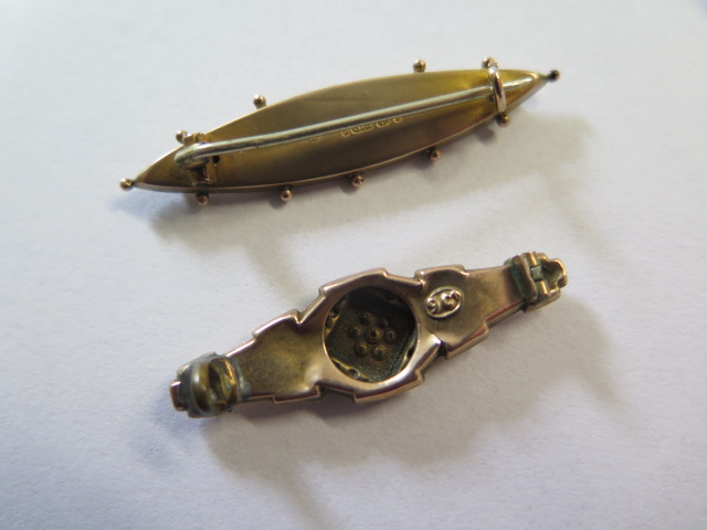 A 9ct brooch missing its pin, approx 1.4 grams and another 9ct brooch with steel pin approx 2.3 - Image 3 of 5