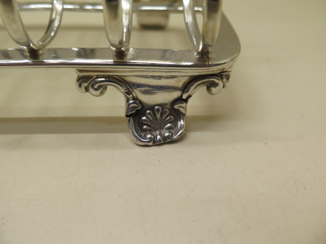 A good silver toast rack, Sheffield 1836/37, maker HW approx 11.1 troy oz, 16cm long, in good - Image 4 of 6