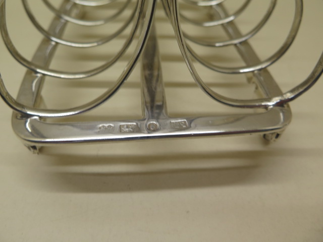 A good silver toast rack, Sheffield 1836/37, maker HW approx 11.1 troy oz, 16cm long, in good - Image 5 of 6