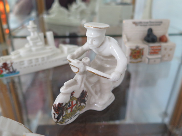 16 pieces of crested ware with WWI tank, motorcycle, airship, ambulance, ship, railway truck and - Image 2 of 4